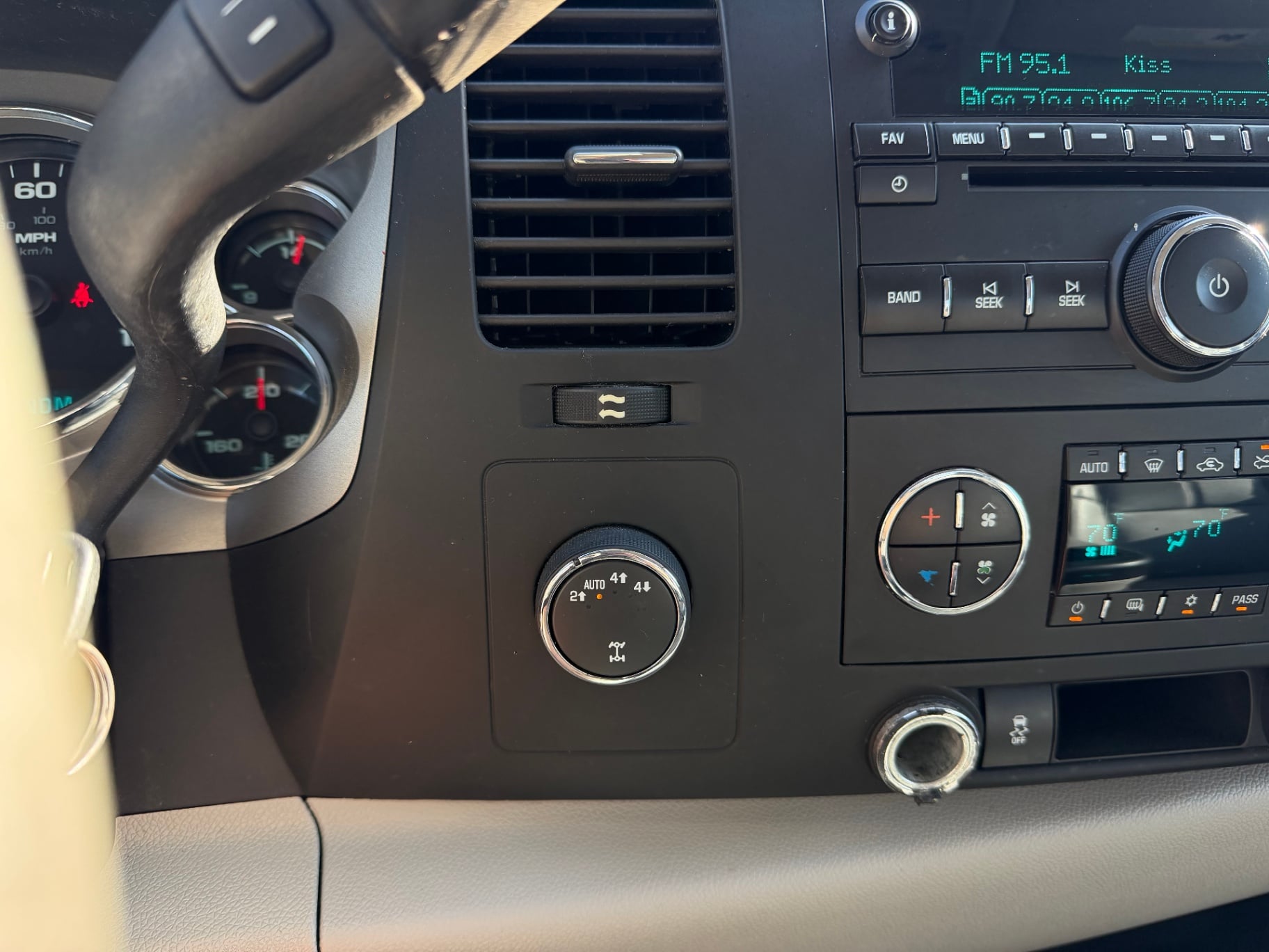 2013 Chevrolet Silverado LTZ thumbnail 16