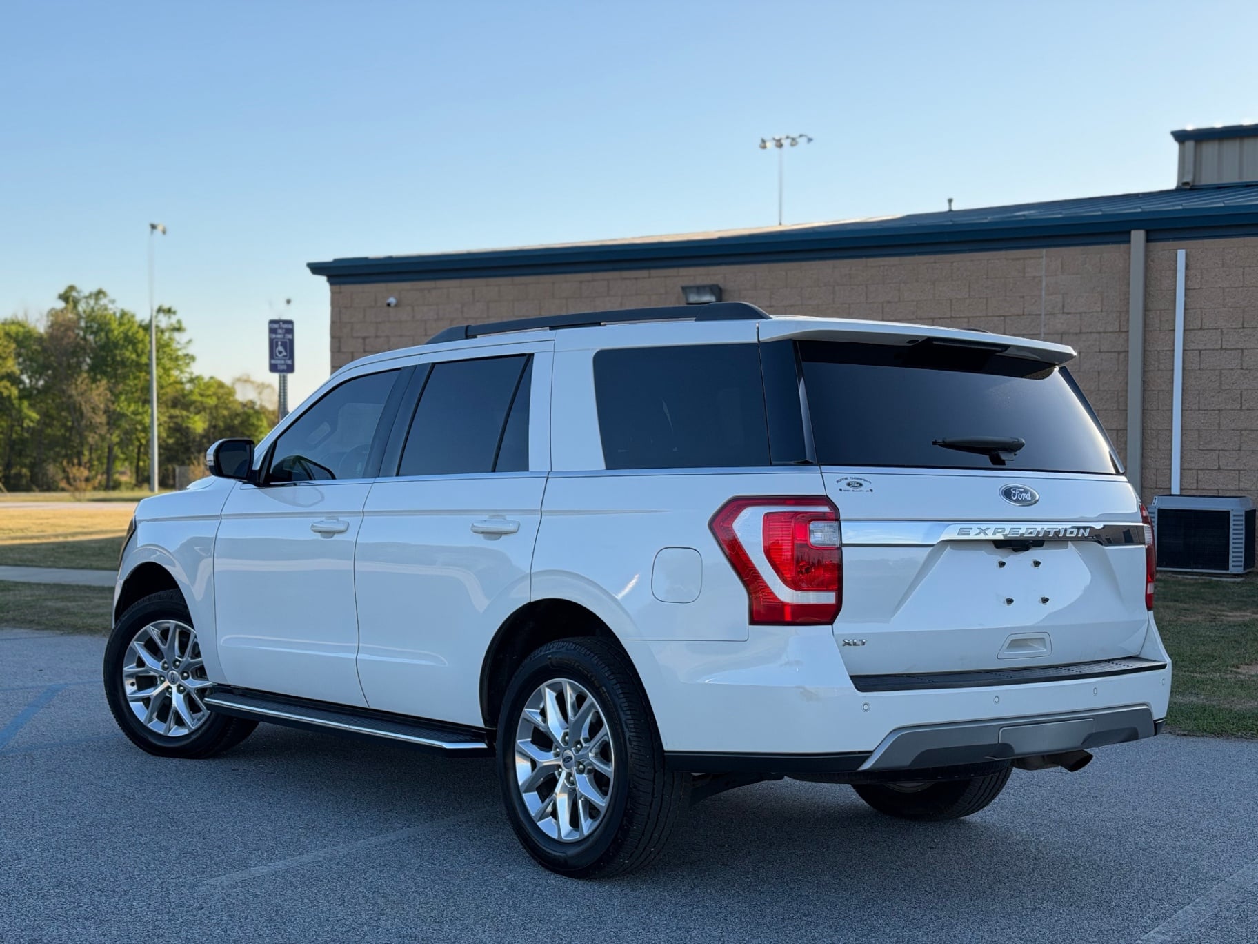 2021 Ford Expedition XLT thumbnail 3