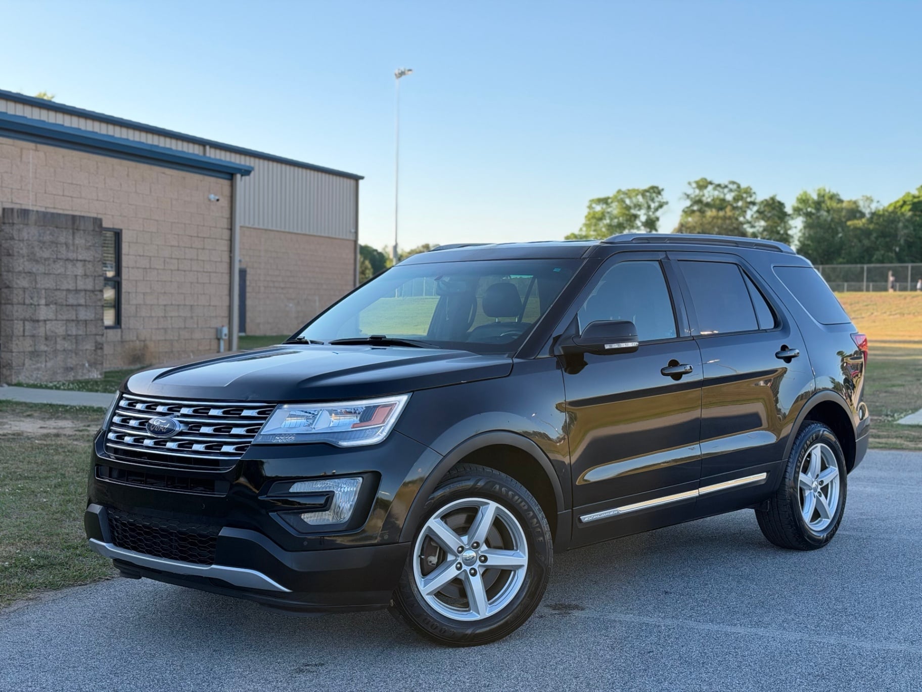 2016 Ford Explorer XLT thumbnail 3