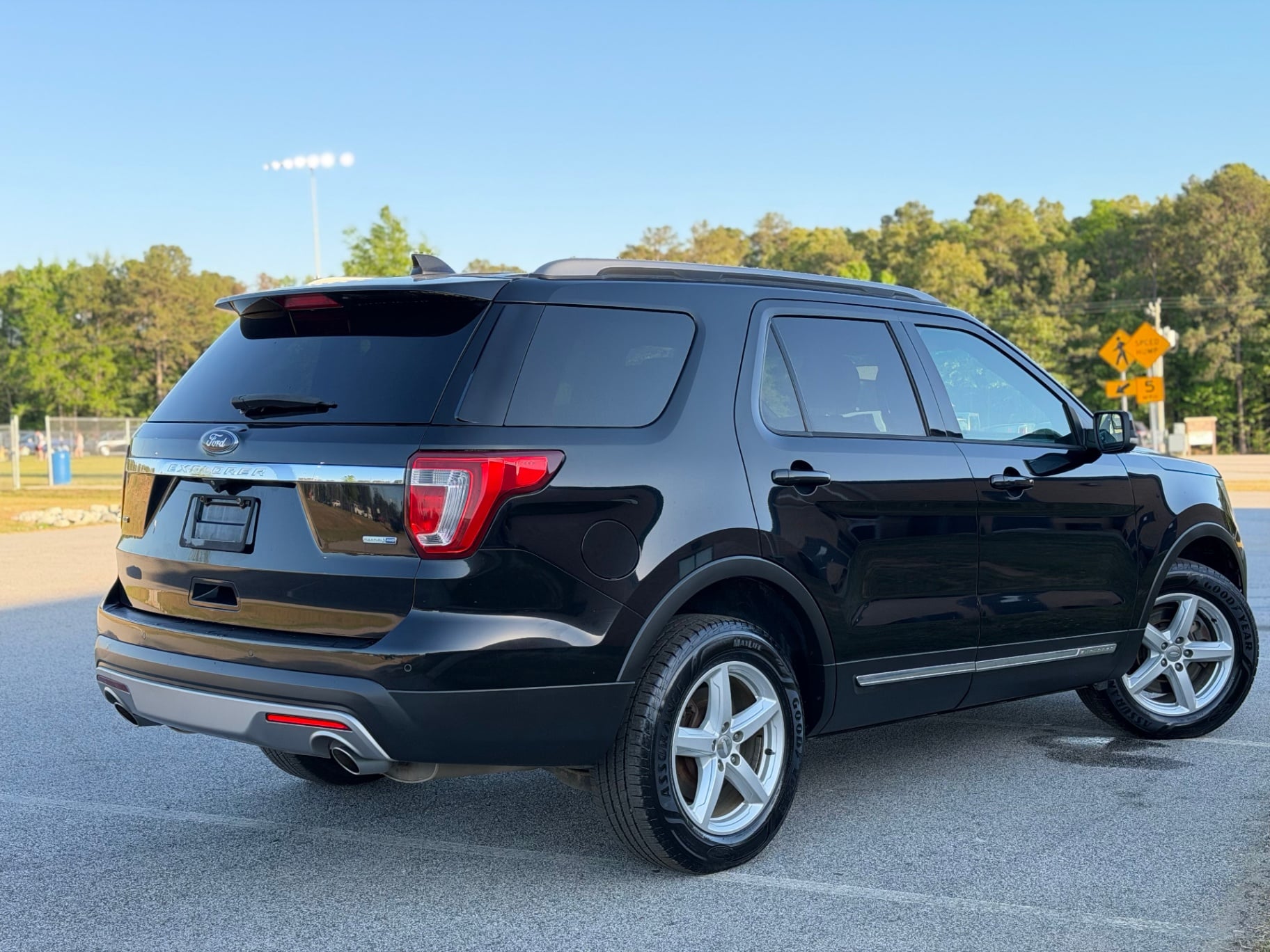 2016 Ford Explorer XLT thumbnail 6