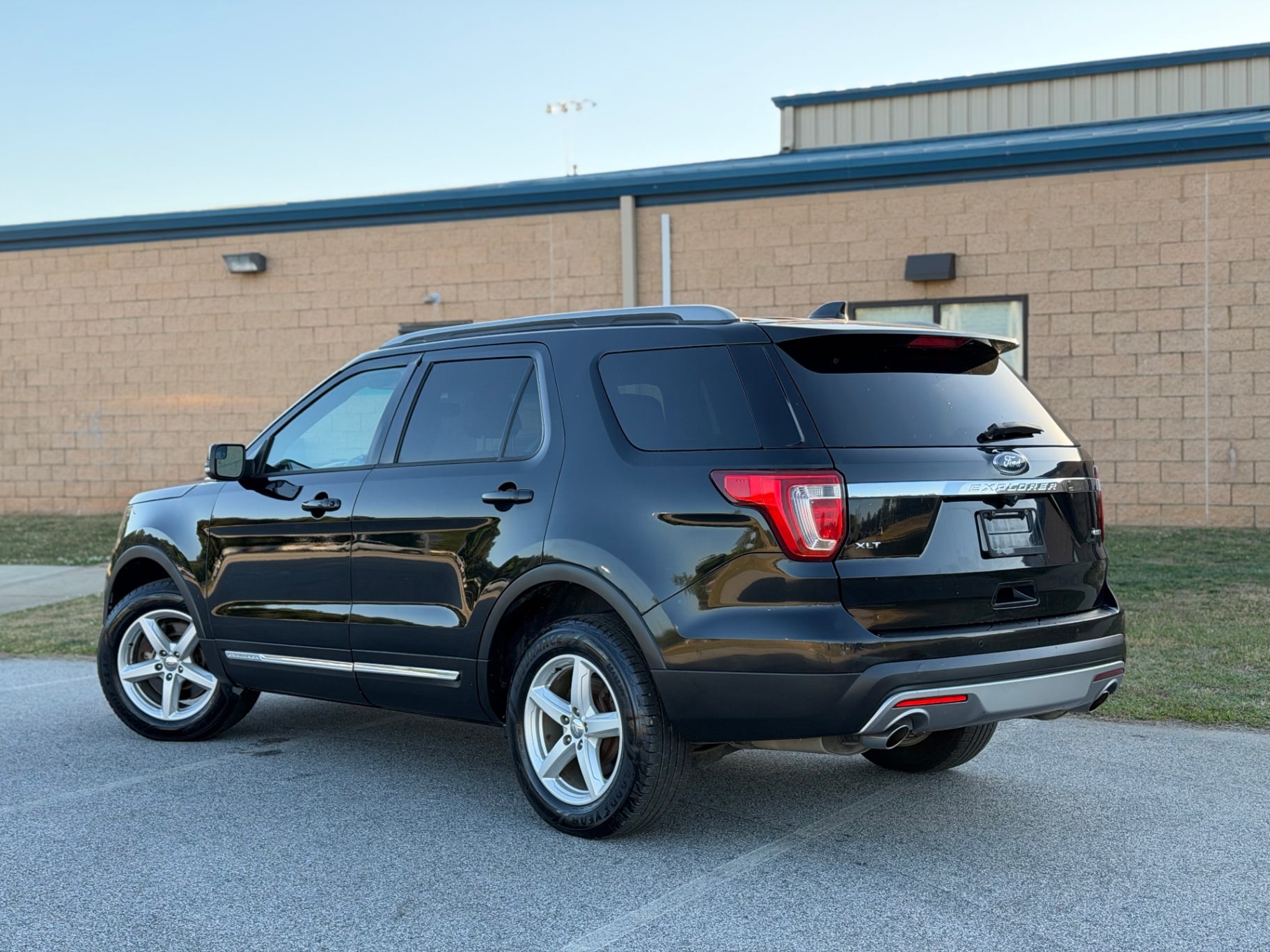 2016 Ford Explorer XLT thumbnail 4
