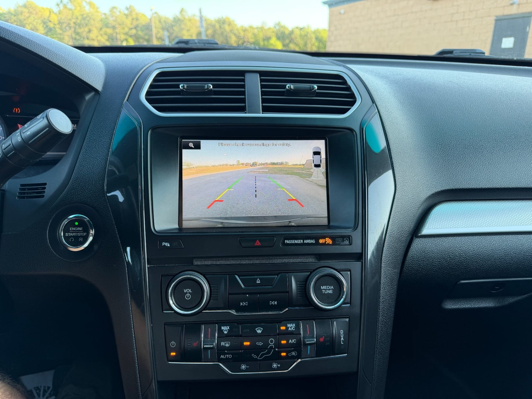 2016 Ford Explorer XLT thumbnail 19